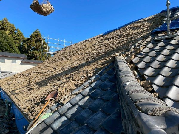 60年間の瓦と下地の土を撤去