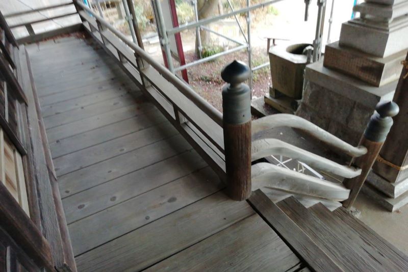 傷んだ廻廊