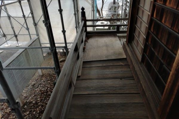 傷んだ廻廊